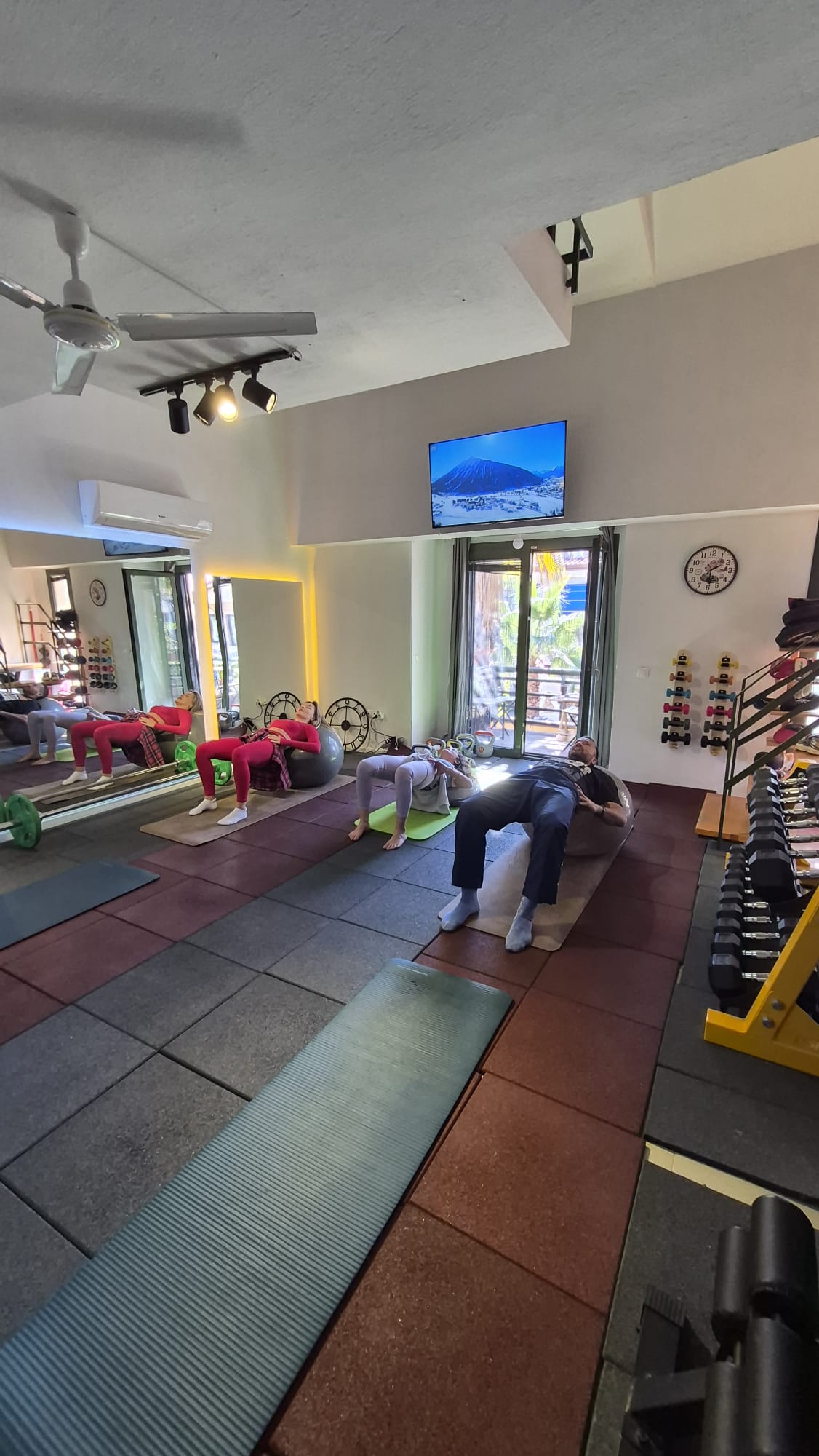 Grup pilates dersi